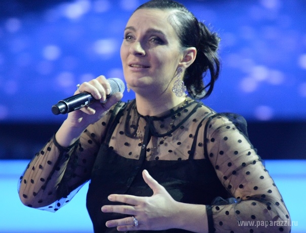 Елена Ваенга с Ванечкой впервые нарядили елку Елена Ваенга с Ванечкой впервые нарядили елку