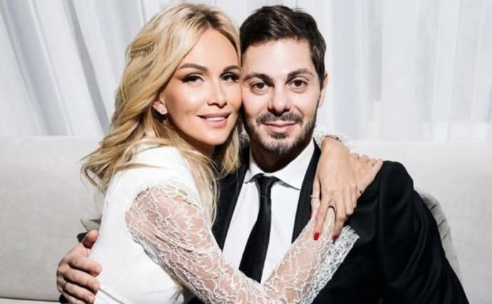 Виктория Лопырёва появилась на семейном фото с мужем и свекровью