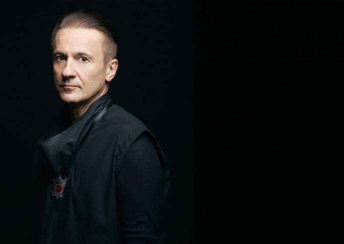 "Прохожу реабилитацию": Олег Меньшиков передвигается с помощью палки "Прохожу реабилитацию": Олег Меньшиков передвигается с помощью палки