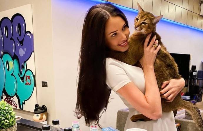 "Что за видок?": Анастасия Решетова удивила кофточкой из 90-ых "Что за видок?": Анастасия Решетова удивила кофточкой из 90-ых