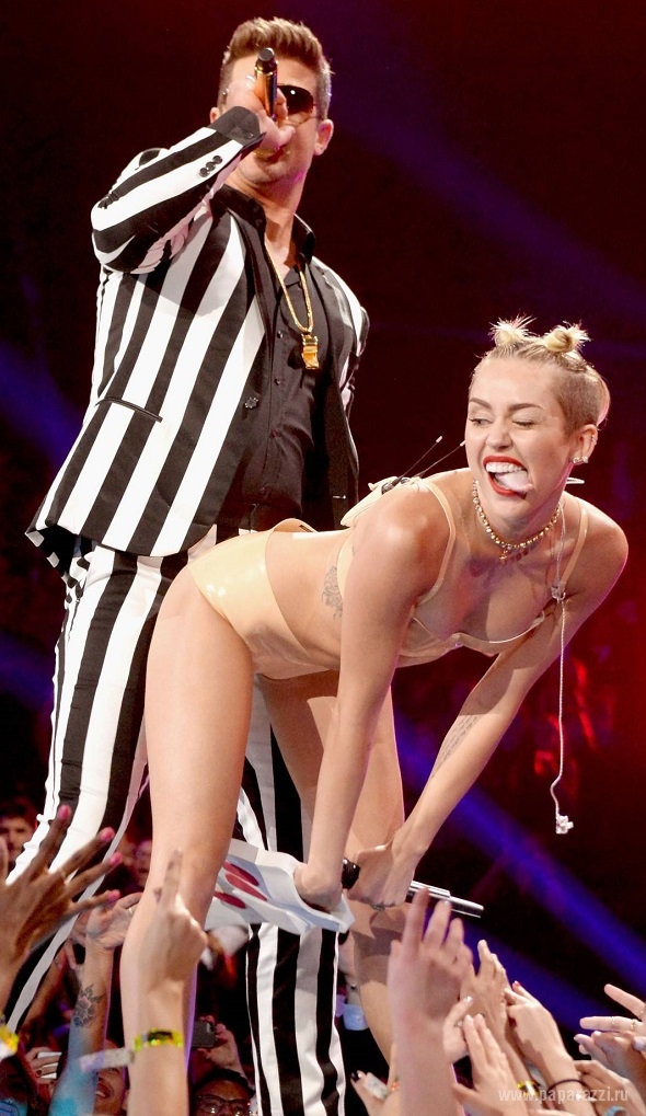 Майли Сайрус устроила эротическое шоу на MTV Video Music Awards Майли Сайрус устроила эротическое шоу на MTV Video Music Awards