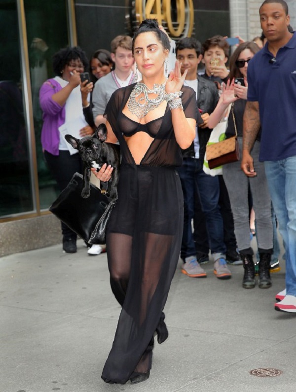 Леди Гага гуляет по городу в нижнем белье