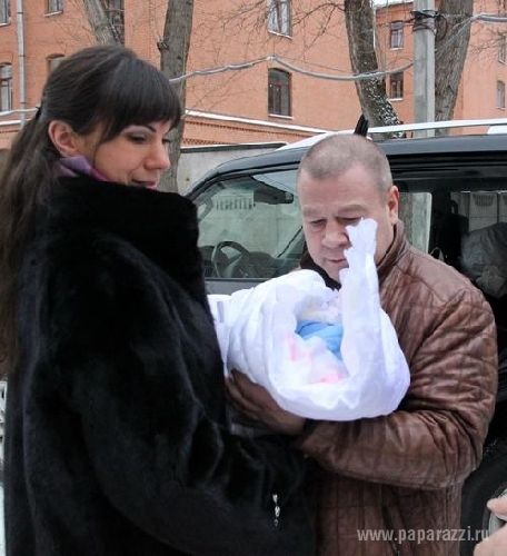 Сергей Селин забрал из роддома жену и сына Сергей Селин забрал из роддома жену и сына