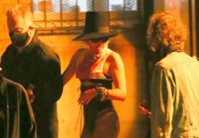 Майли Сайрус прогулялась по Бруклину в нижнем белье и рваных колготках
