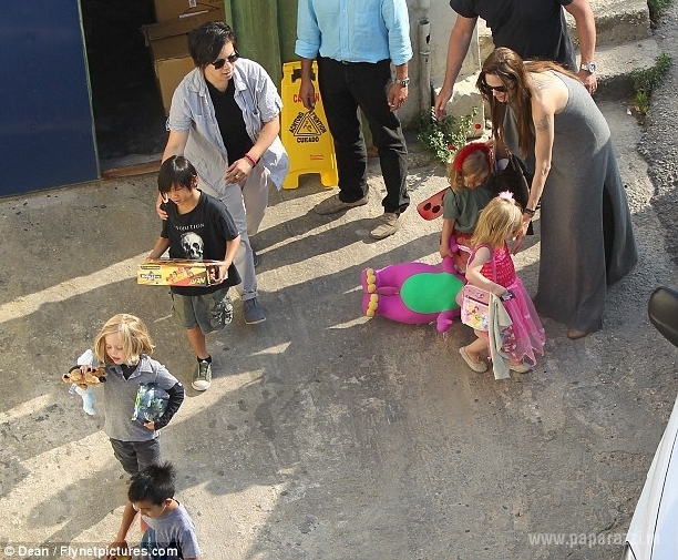 Анджелина Джоли и Брэд Питт вывезли всех детей на Мальту
