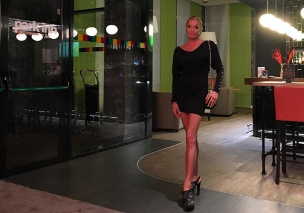 Анастасия Волочкова решила объяснить всем, что она совсем не проститутка, выступлением в баре (видео)
