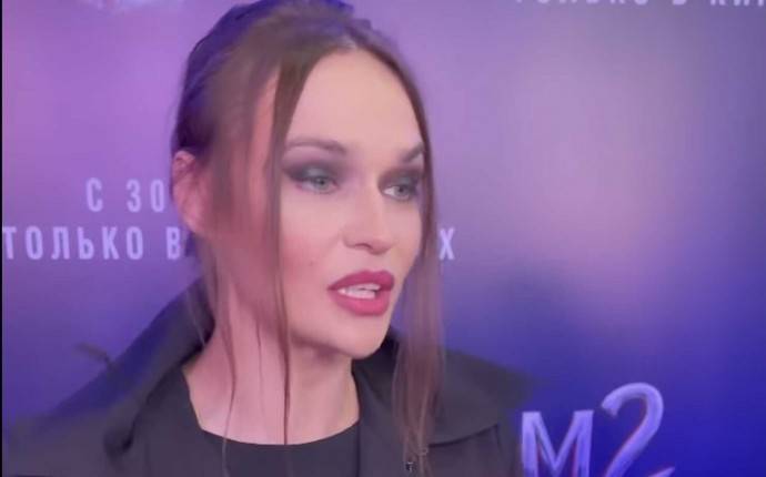 Алена Водонаева пришла на премьеру в перчатках а-ля Фредди Крюгер и посетовала, какой это тяжёлый труд - ходить по мероприятиям Алена Водонаева пришла на премьеру в перчатках а-ля Фредди Крюгер и посетовала, какой это тяжёлый труд - ходить по мероприятиям