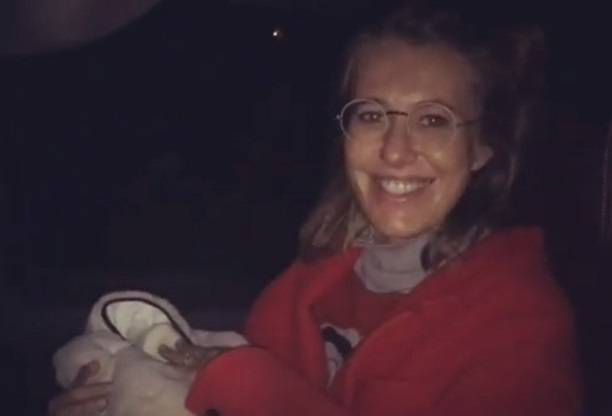 Ксения Собчак выписалась из роддома под покровом темноты (видео)