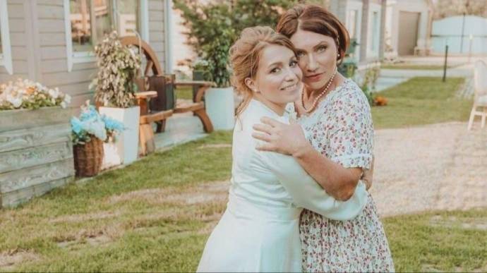 «Выглядишь как челядь»: дочь Розы Сябитовой призналась, что едва справляется с материнством «Выглядишь как челядь»: дочь Розы Сябитовой призналась, что едва справляется с материнством