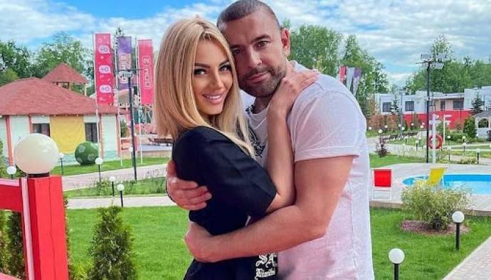 Алексей Адеев снова избил Аню Брянскую Алексей Адеев снова избил Аню Брянскую