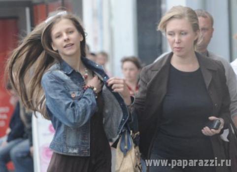 Кинозвезда Лиза Арзамасова гуляет под присмотром матери