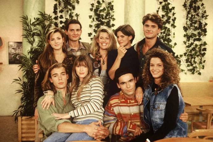 56-летняя звезда сериала «Элен и ребята» Элен Ролле впервые за долгое время вышла в свет, нарядившись в яркий костюм 56-летняя звезда сериала «Элен и ребята» Элен Ролле впервые за долгое время вышла в свет, нарядившись в яркий костюм
