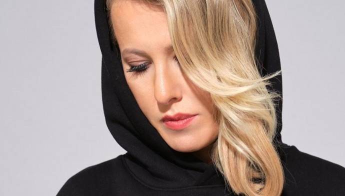 Рейтинг дня: Ксения Собчак надела пальто из бархата для похода в бутик сантехники Рейтинг дня: Ксения Собчак надела пальто из бархата для похода в бутик сантехники