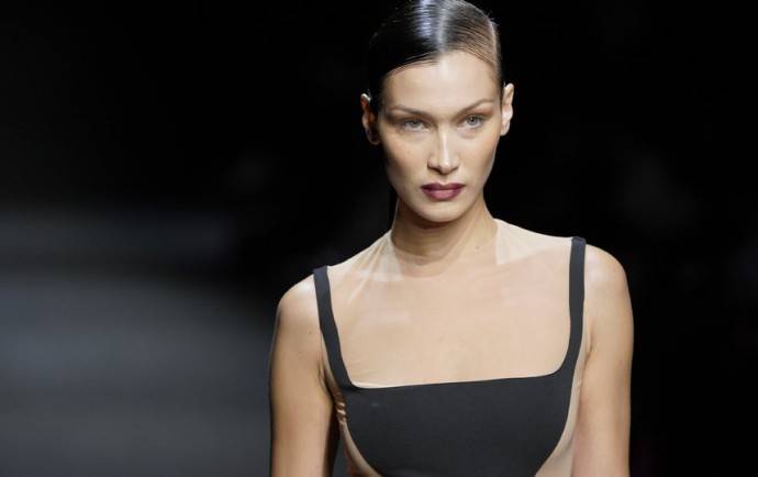 Белла Хадид сделала крутое сальто на показе Mugler Белла Хадид сделала крутое сальто на показе Mugler