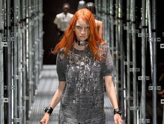 Грань фетиша и извращенности: Paco Rabanne воплощает самые дерзкие фантазии в своей новой коллекции одежды Грань фетиша и извращенности: Paco Rabanne воплощает самые дерзкие фантазии в своей новой коллекции одежды
