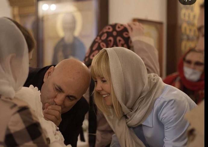 Певица Валерия показала семейные кадры с крестин внучки Певица Валерия показала семейные кадры с крестин внучки
