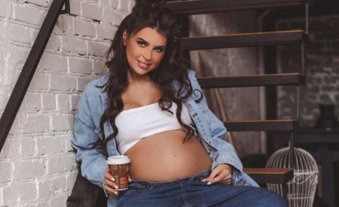 Элла Суханова показала беременный животик и призналась, что не может узнать пол ребенка