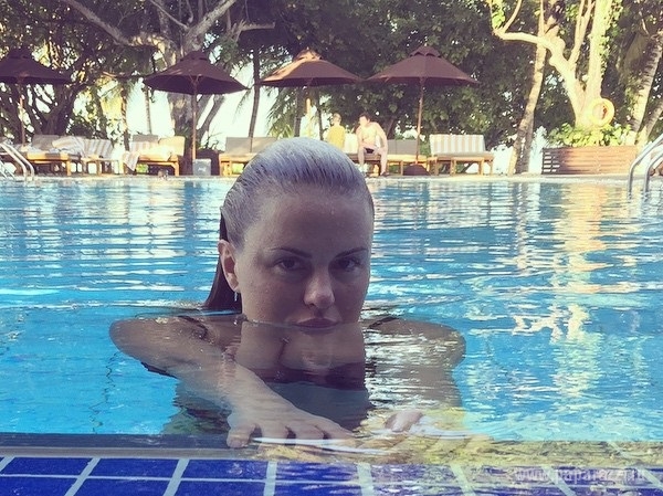 Анна Семенович выложила страшное видео в купальнике