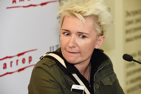 Диана Арбенина нашла работу для детей и мамы на открытии своей выставки картин Диана Арбенина нашла работу для детей и мамы на открытии своей выставки картин