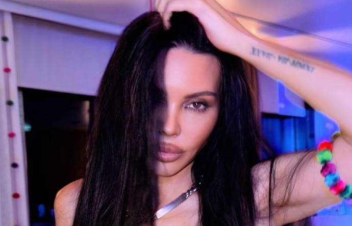 Оксана Самойлова отметила день рождения в платье для Onlyfans