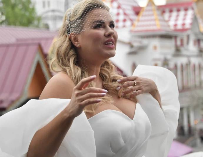 «Я женщина с формами»: после критики фигуры Анна Семенович выставила фото в купальнике, не скрывая свисающий живот «Я женщина с формами»: после критики фигуры Анна Семенович выставила фото в купальнике, не скрывая свисающий живот