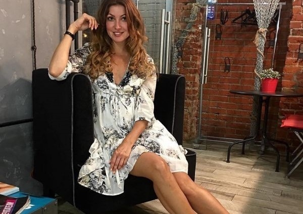 Анастасия Макеева сделала татуировку на ноге и опубликовала пикантный снимок на яхте