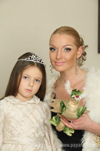 Анастасия Волочкова отдала дочь в элитную гимназию