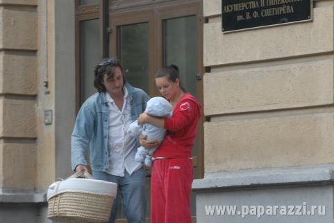  Алиса  Гребенщикова  выписалась из роддома