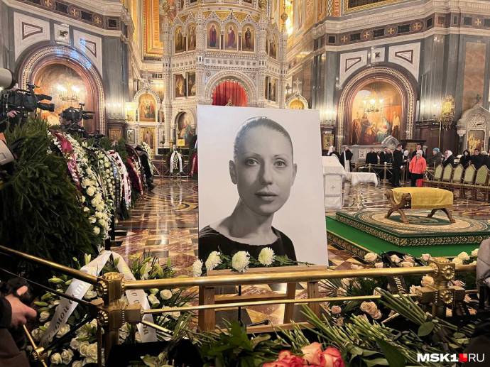Актриса Александра Захарова напугала своим внешним видом пришедших проститься с Инной Чуриковой Актриса Александра Захарова напугала своим внешним видом пришедших проститься с Инной Чуриковой