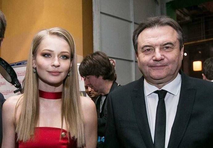 12-летняя дочь Юлии Пересильд и Алексея Учителя вышла в свет в мини с глубоким декольте, а её 8-летняя сестрица удивила публику не меньше 12-летняя дочь Юлии Пересильд и Алексея Учителя вышла в свет в мини с глубоким декольте, а её 8-летняя сестрица удивила публику не меньше