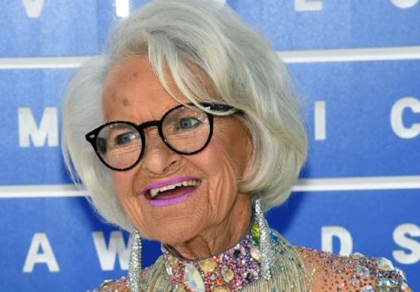88-летняя Бадди Винкл поразила эпатажным нарядом на красной дорожке MTV VMA 2016 88-летняя Бадди Винкл поразила эпатажным нарядом на красной дорожке MTV VMA 2016