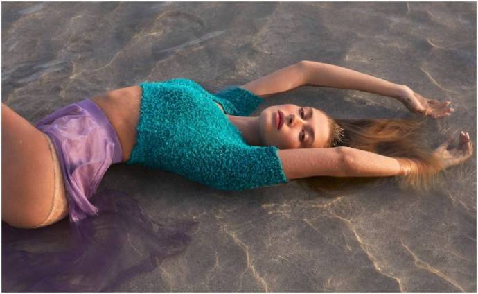 Хейли Болдуин в бикини снялась в пляжной фотосессии