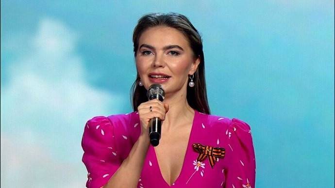 39-летняя Алина Кабаева снялась со звездными подругами на соревнованиях в Омске 
