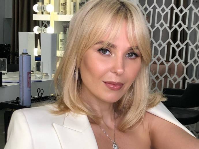 Рейтинг дня: Пелагея подчеркнула тонкую талию изумрудным платьем с поясом Рейтинг дня: Пелагея подчеркнула тонкую талию изумрудным платьем с поясом