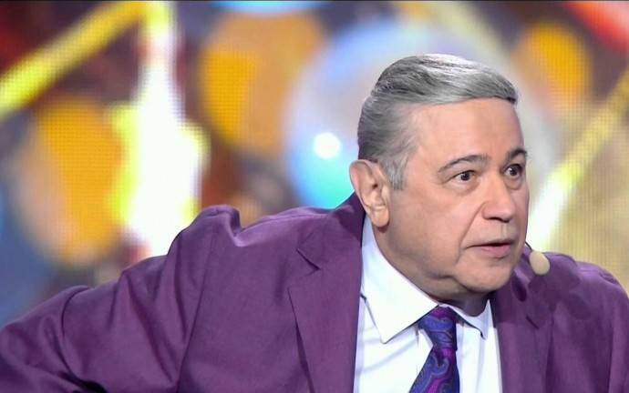Помощник Евгения Петросяна украл полмиллиона рублей с похорон Анатолия Трушкина Помощник Евгения Петросяна украл полмиллиона рублей с похорон Анатолия Трушкина