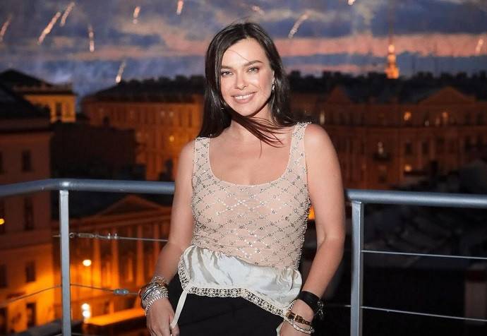 Заметно располневшая Елена Темникова появилась на публике после долгого перерыва. ТОП горячих фото Елены Темниковой, сделанных папарацци Заметно располневшая Елена Темникова появилась на публике после долгого перерыва. ТОП горячих фото Елены Темниковой, сделанных папарацци