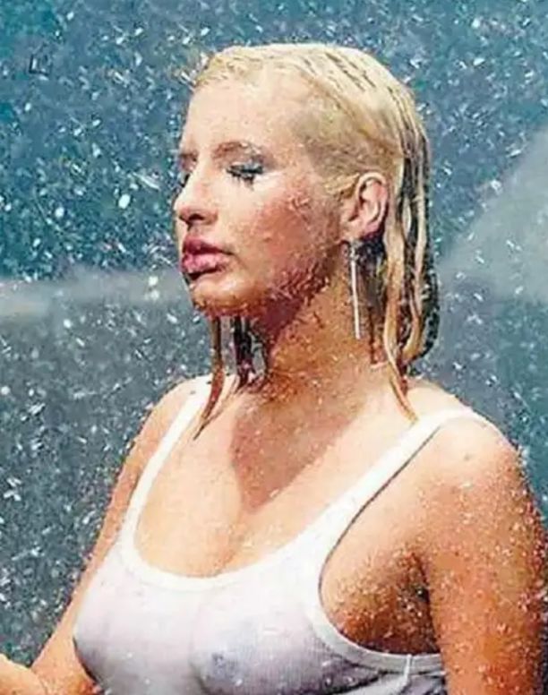 Молодая Кэти Топурия и её грудь в мокрой майке