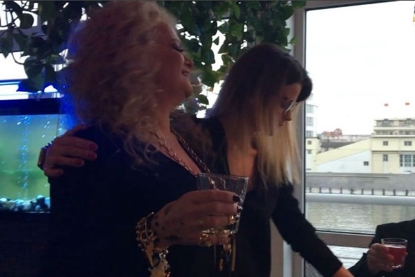 Во время выступления в дуэте с внучкой Сашей, Лариса Долина забыла включить микрофон (видео)