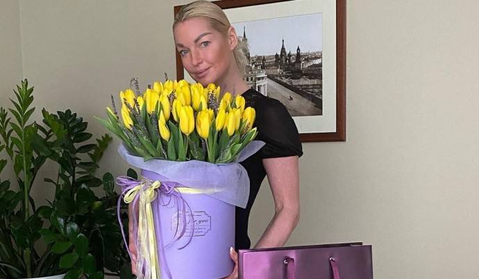 Толпа фанатов протащила, раздвинувшую ноги, Анастасию Волочкову через московский парк Толпа фанатов протащила, раздвинувшую ноги, Анастасию Волочкову через московский парк