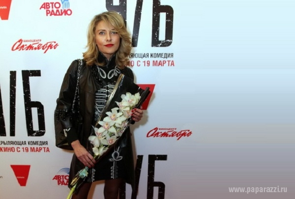 На премьеру комедии Саша Савельева пришла в подозрительно просторном пальто, а Екатерина Архарова с букетом орхидей