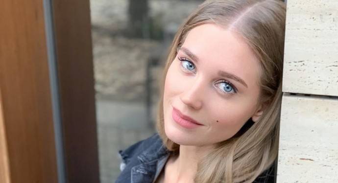 Рейтинг дня: Кристина Асмус забыла, что не беременна и надела несвойственное для себя платье Рейтинг дня: Кристина Асмус забыла, что не беременна и надела несвойственное для себя платье