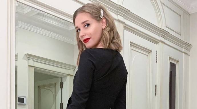 Кристина Асмус надела вьетнамки на колготы
Кристина Асмус надела вьетнамки на колготы