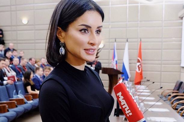 Тина Канделаки покорила гостей Кремлевского дворца комбинезоном с декольте