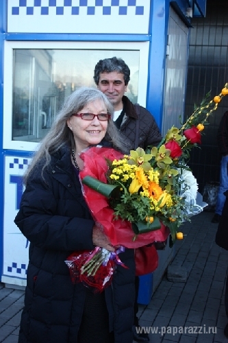 марина  влади  прилетела  в  петербург