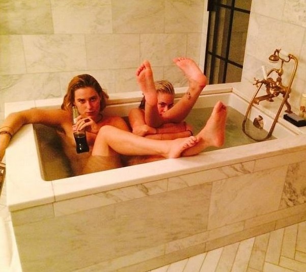 Таллула и Скаут Уиллис сделали откровенное фото в ванной