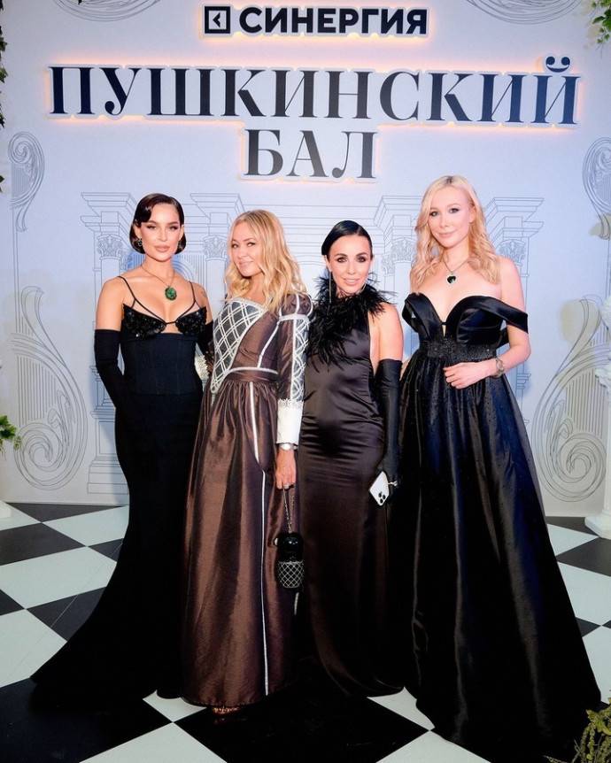 Яна Рудковская, Севиль, Юлия Хадарцева и другие звёзды стали гостями на “Пушкинском балу” в Гостином дворе Яна Рудковская, Севиль, Юлия Хадарцева и другие звёзды стали гостями на “Пушкинском балу” в Гостином дворе