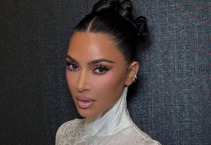 Ким Кардашьян провалила экзамен на адвоката, но преуспела в выгуливании очень голых платьев