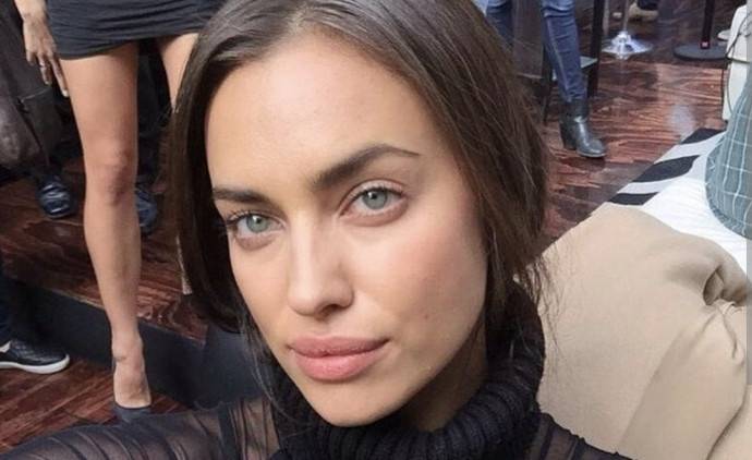 На новых фото Ирина Шейк позирует без трусики, но на лицо без слёз не взглянешь