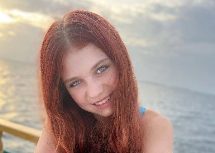 Юная чемпионка по фигурному катанию Александра Трусова побаловала поклонников фотосессией в купальнике на дубайском пляже