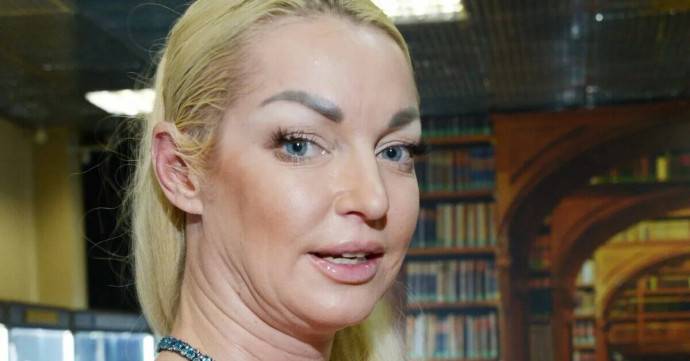 Вдрызг пьяная Анастасия Волочкова вцепилась зубами в курицу, как Тузик в грелку. ТОП фото Анастасии Волочковой, которая когда-то была красавицей Вдрызг пьяная Анастасия Волочкова вцепилась зубами в курицу, как Тузик в грелку. ТОП фото Анастасии Волочковой, которая когда-то была красавицей